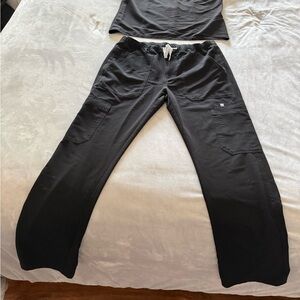 Men’s FIGS scrub set medium